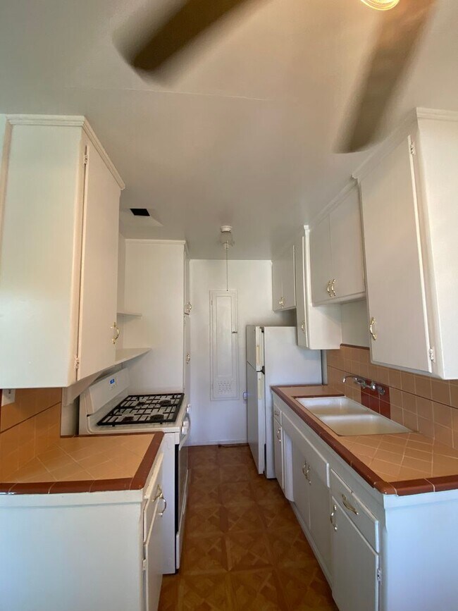 Foto del edificio - 1 Bedroom 1 Bath Apartment in Los Feliz!