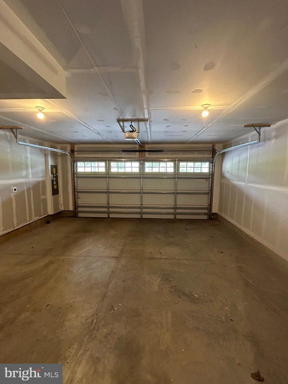 Building Photo - 9511 Broad Oaks Ln
