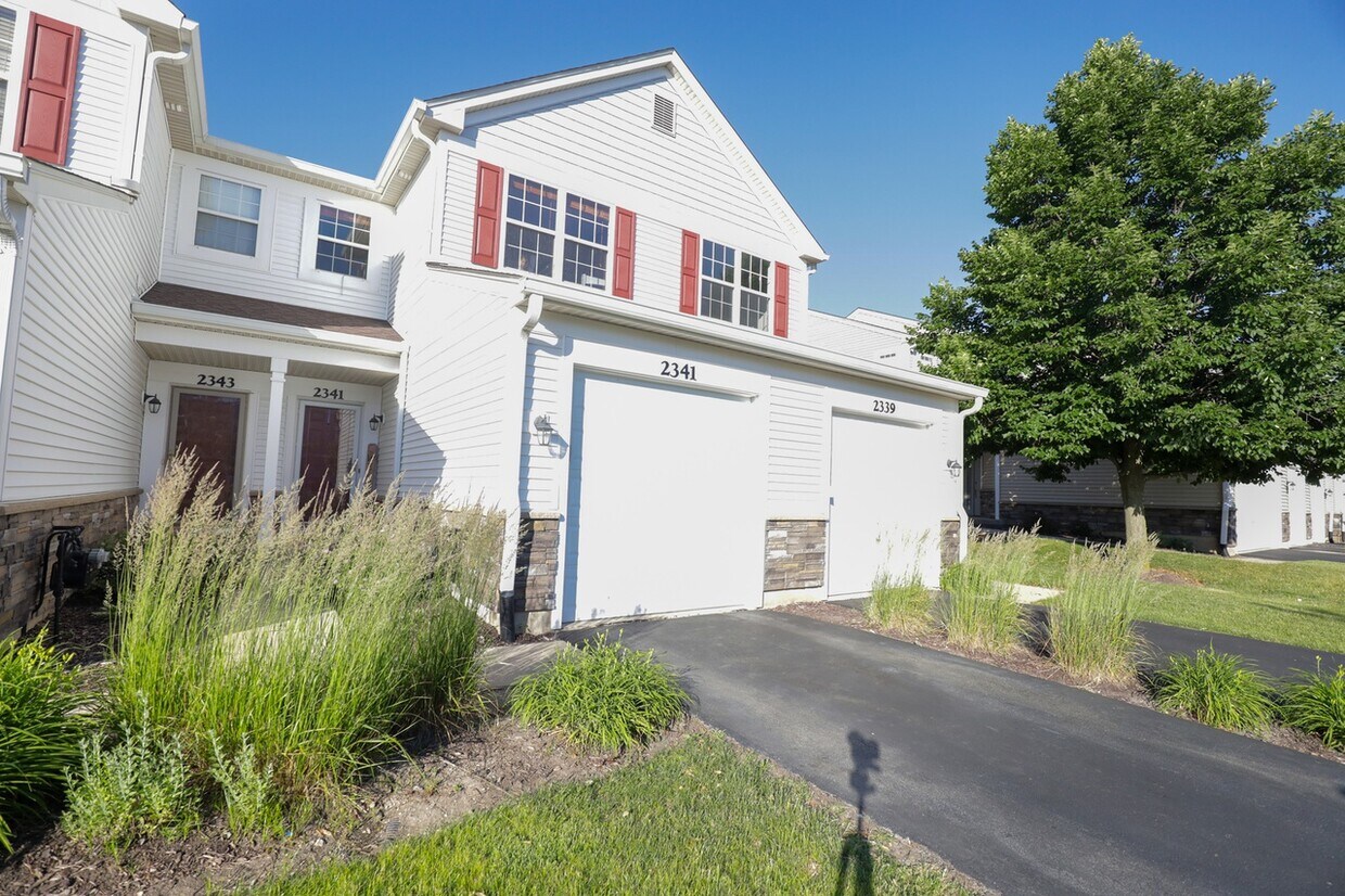 2341 Overlook Ct, Naperville, IL 60563 Townhome Rentals in Naperville