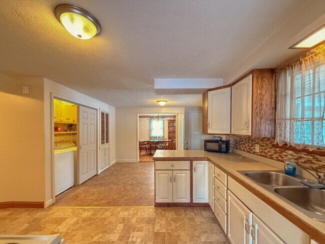 Building Photo - 7318 Friendsville Rd