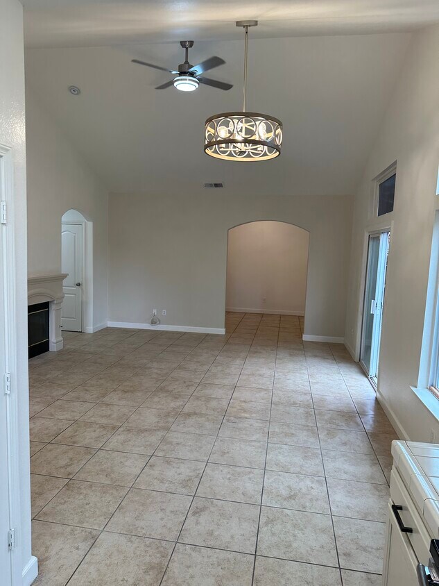 Foto principal - 5683 W Holland Ave
