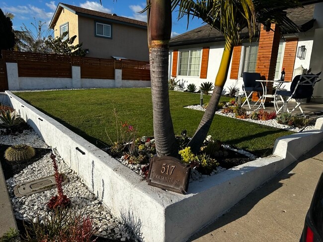 Building Photo - 517 Manzanita St