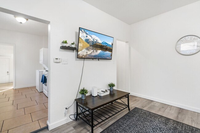 Foto del edificio - Charming 2-Bedroom Duplex Steps from Liber...