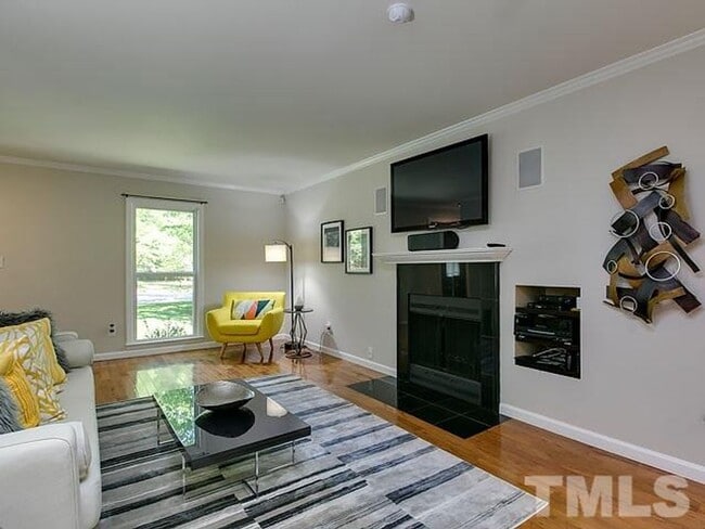 Foto del edificio - Gorgeous 3 Bedroom Home, Hardwood Floors, ...