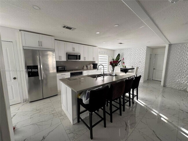 Foto del edificio - 720 N Riverside St