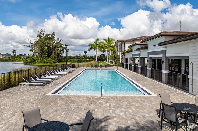 Vista Lago Apartments