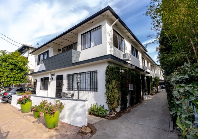 Building Photo - 1922 Vista Del Mar St