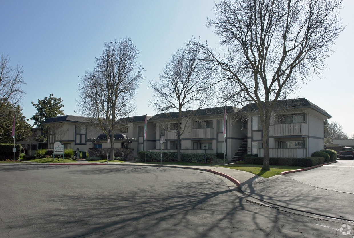 Building Photo - Sheila Gardens Apartment