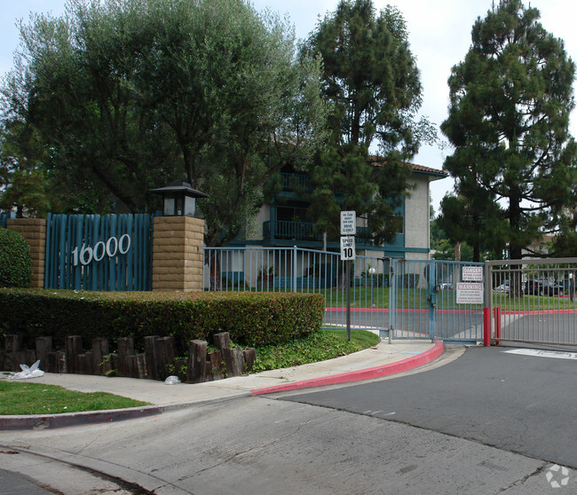 Foto del edificio - Huntington Villa Yorba Apartments