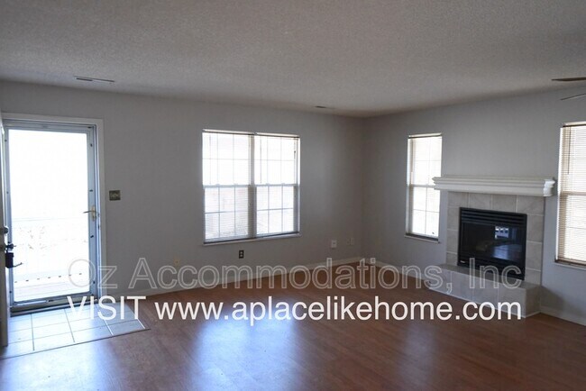 Building Photo - 325 E Hansen Ct