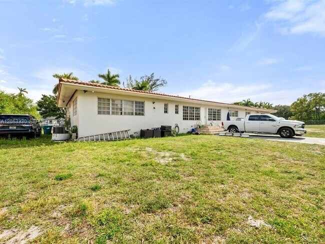 Foto del edificio - 1895 NW 175th St