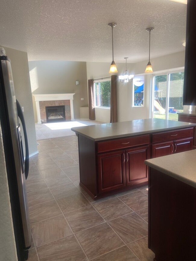 Building Photo - Immaculate 4 bedroom Single Family home in...