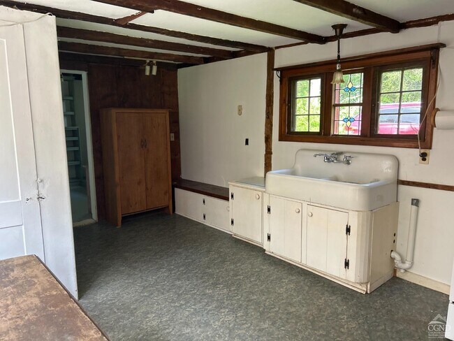 Building Photo - 136 Rudd Pond Rd