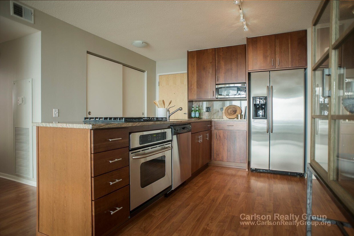 Foto principal - 9757 Woods Dr