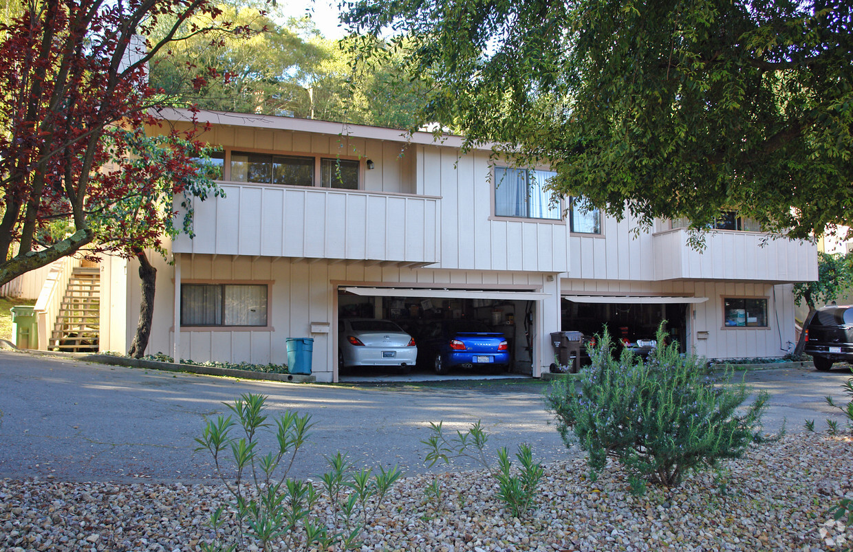 Primary Photo - 2-6 Kipling Dr