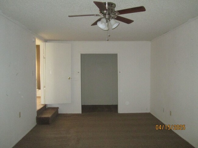 Building Photo - HOUSE -- 3 bedrooms, 1 bathroom