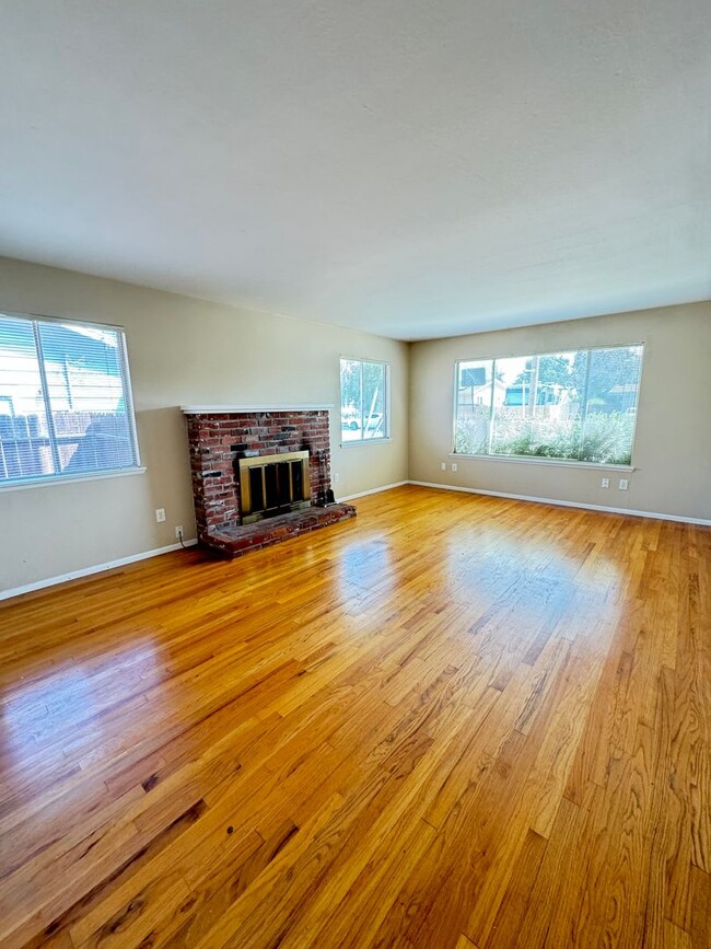 Building Photo - 3 bed /2 ba house - Yuba City- MOVE IN SPE...