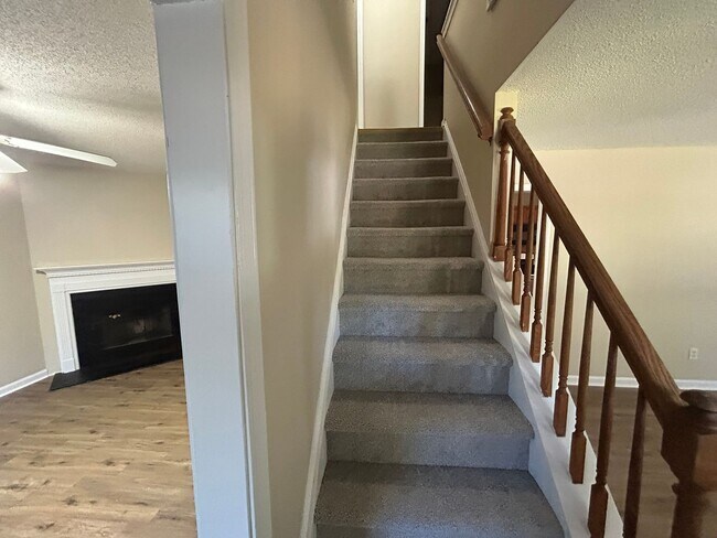 Foto del edificio - **MOVE IN WITH NO SECURITY DEPOSIT**8205 Autumn Greene Dr: Spacious 4 BR, 2.5 BA home only 2 mile...
