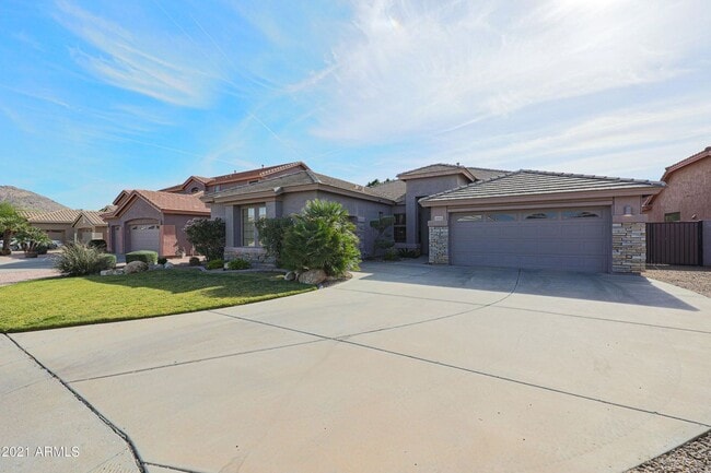 Building Photo - Gorgeous fully upgraded single level 4 bed home with private pool in North Peoria