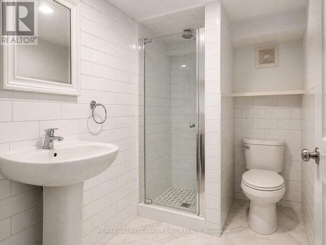 Photo du bâtiment - 373 Strathmore Blvd