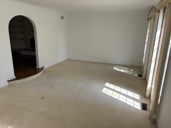 Building Photo - 59 Regent Dr