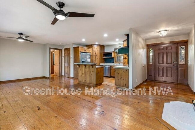 Building Photo - 8984 Falls Hollow Rd