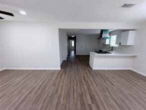 Building Photo - 2915 Creston Dr
