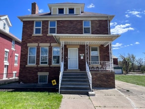 Building Photo - 216 Holbrook
