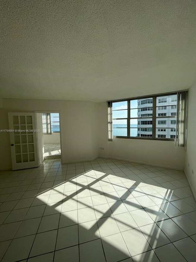 Building Photo - 801 Brickell Bay Dr