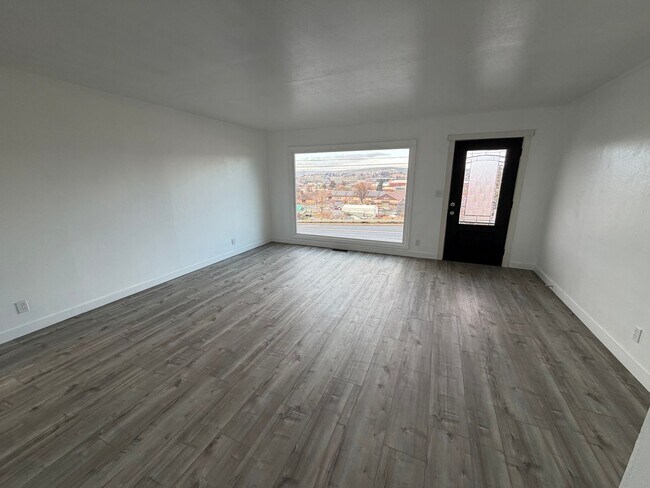 Building Photo - Spacious 3-Bedroom with City Views