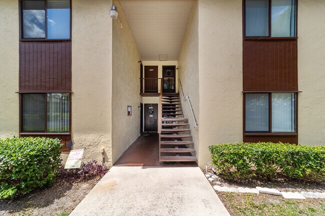 Foto del edificio - 501 FAIRWAYS Ln