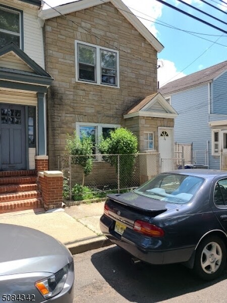Primary Photo - 24 Duryea St