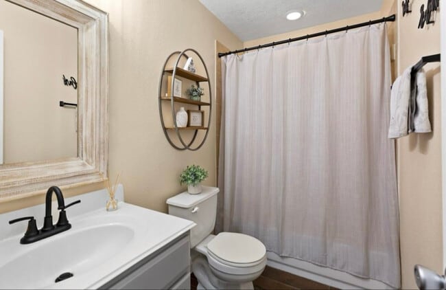 Building Photo - 16535 Burnell Oaks Ln