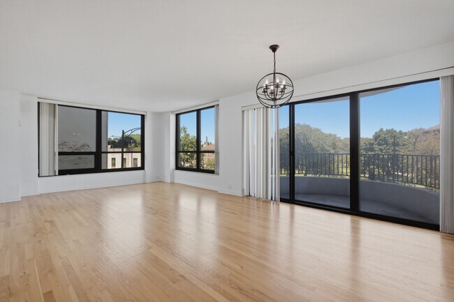 Building Photo - 2020 N Lincoln Park W