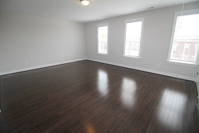 Building Photo - 1704 W Cary St