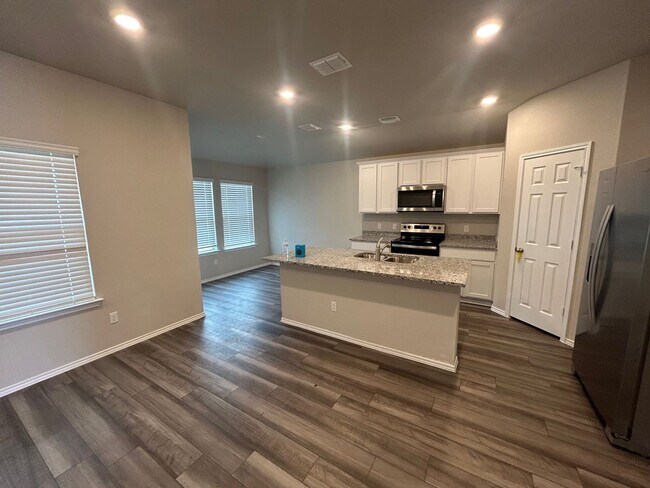 Building Photo - Newer Build Lorena Home