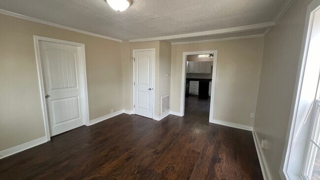 Foto del edificio - 2 or 3 bedroom home minutes from downtown!