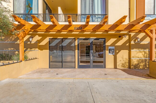 Foto del edificio - 6938 Laurel Canyon Blvd