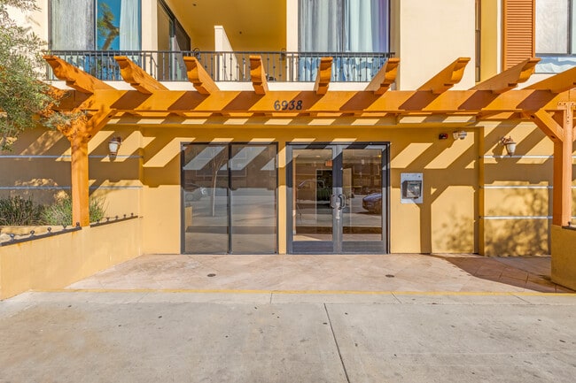 Building Photo - 6938 Laurel Canyon Blvd