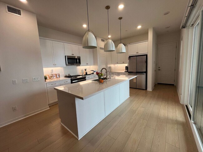 Building Photo - Beautiful 3-Bedroom Home with Solar Panels in Valencia!