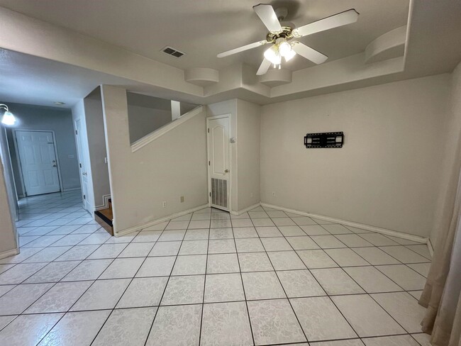 Building Photo - 1000 Ranchway Dr