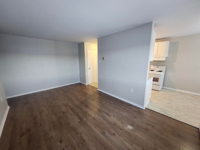 Building Photo - 7 Reading Crescent