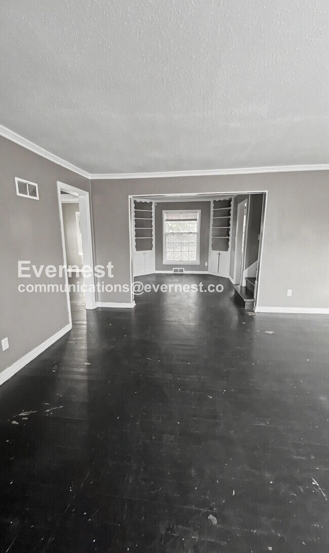 Building Photo - 3 Bed, 1.5 Bath Home with Garage / Pet-Friendly / Vouchers Accepted / Coming Soon!