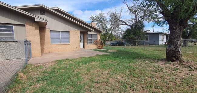 Foto del edificio - Spacious home with 4 bedroom/2 bath with f...