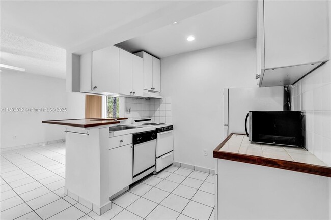 Building Photo - 10776 N Kendall Dr
