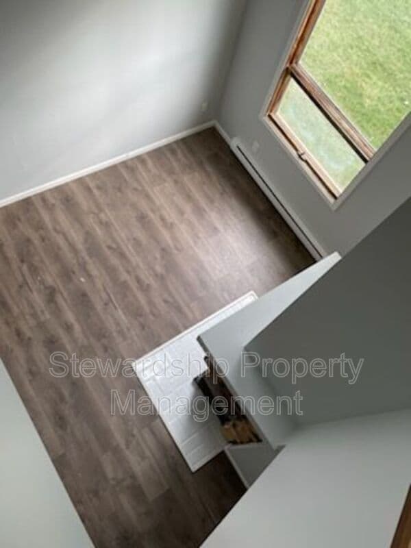 Building Photo - 857 Kerns Dr NE