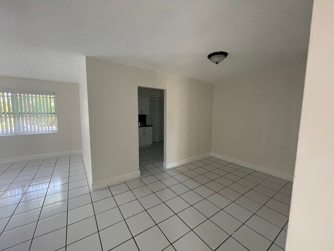 Building Photo - Big and Beautiful 2b2b Apartment For Rent Now