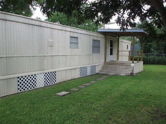 Building Photo - 318 Red Haven Dr
