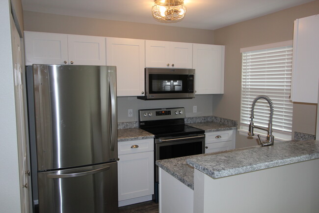 Kitchen - 6026 Colony Cir