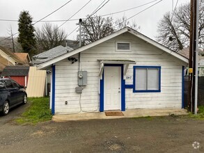 Building Photo - 847 SE Flint St